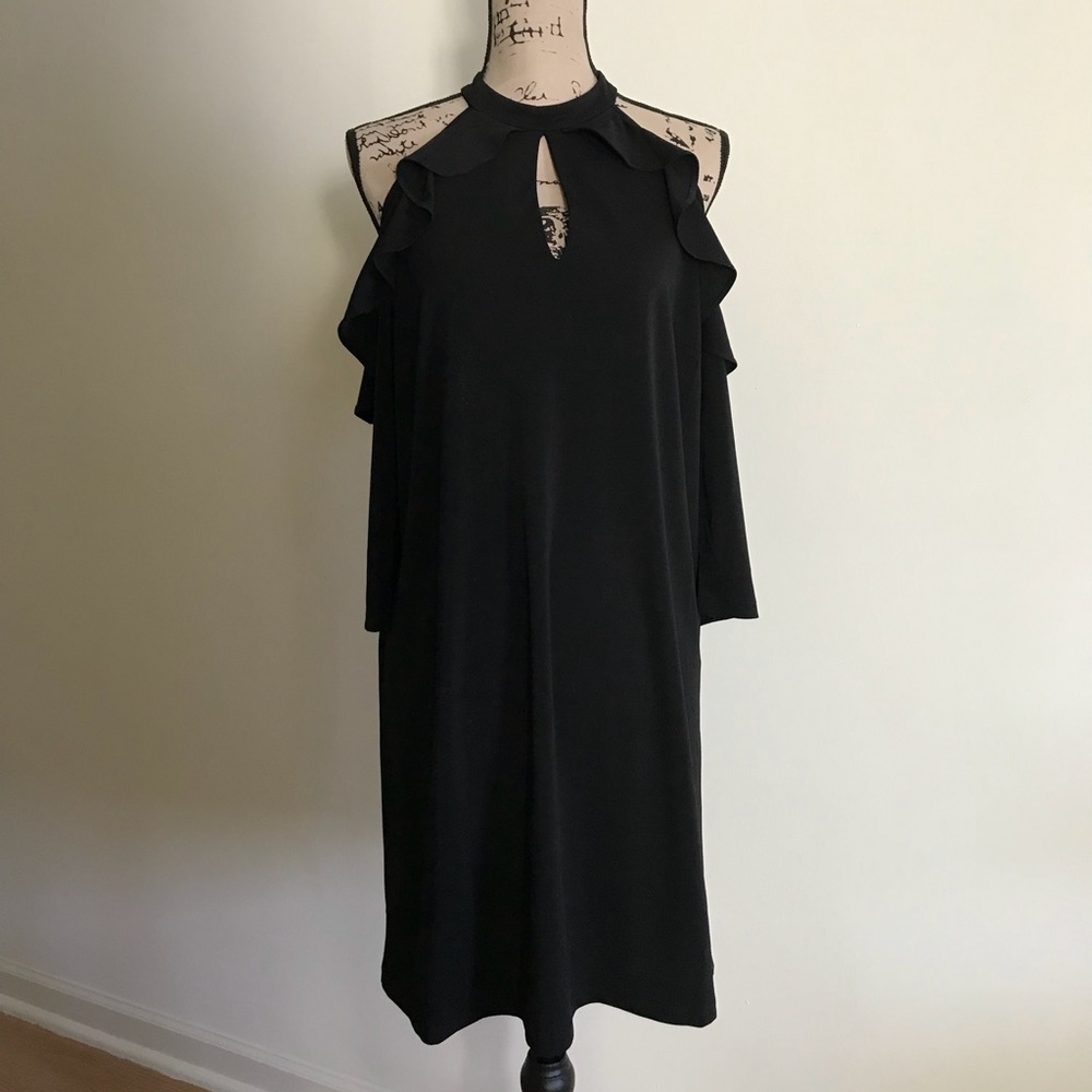 🌟NWT🌟New York & Co. Cold-shoulder shift dress.
